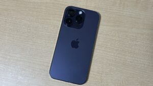 iPhone14 Pro、背面。ディープ・パープル